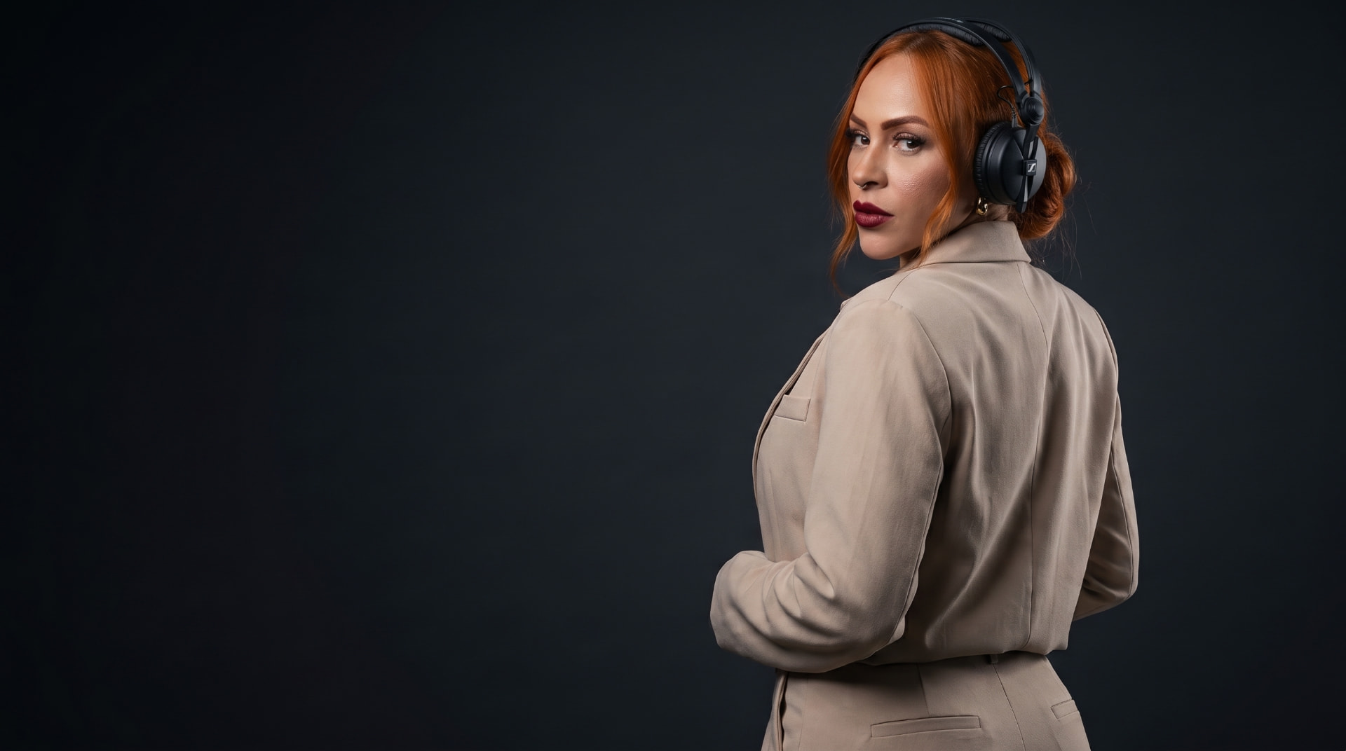 Nadia Brito de fones