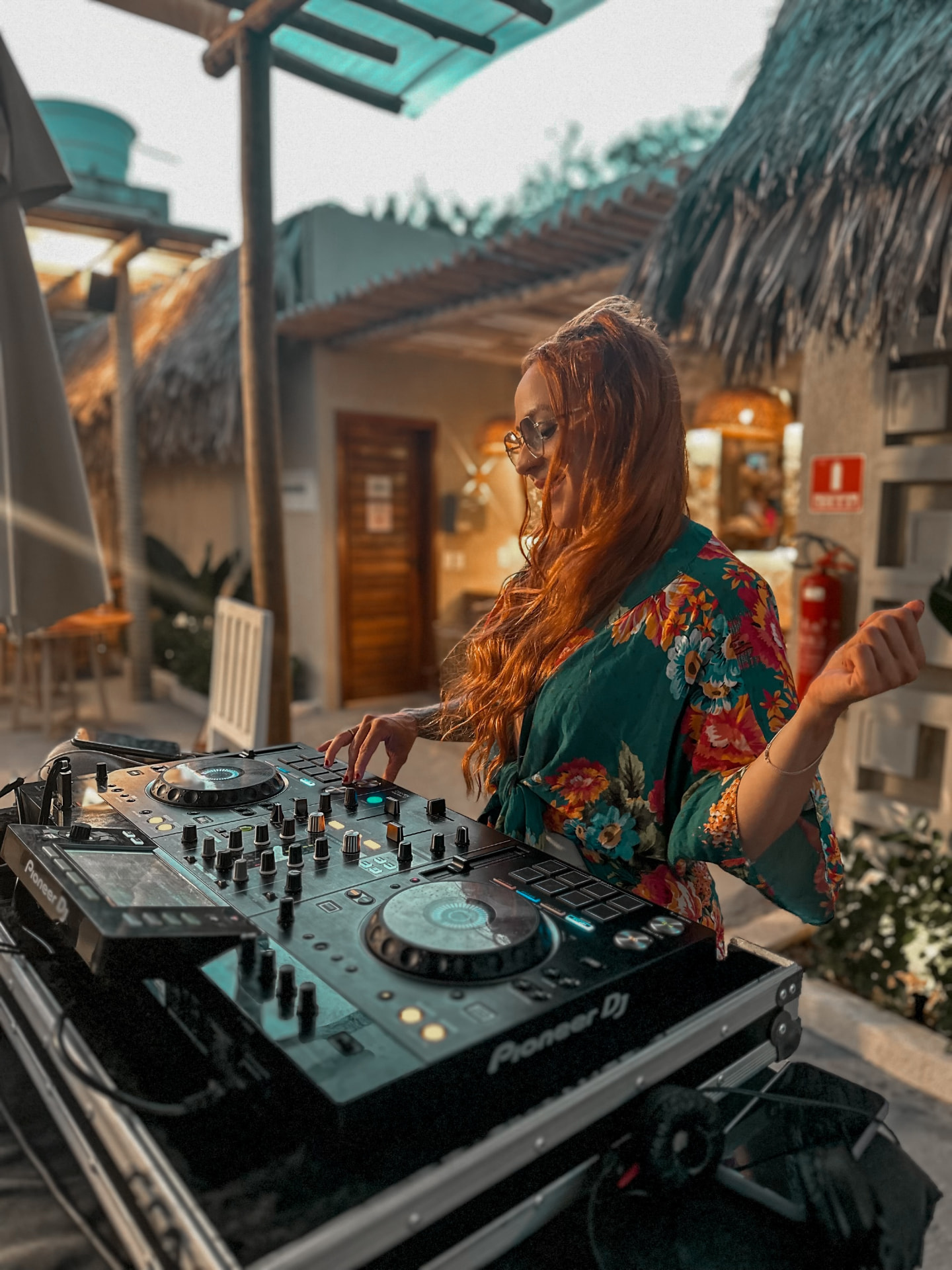 Nádia Brito tocando ao pôr do sol